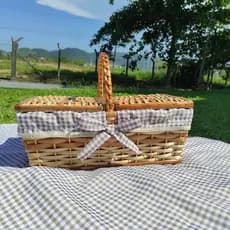 Kit Cesta Piquenique de Vime C/ Forro + Toalha Xadrez Bege