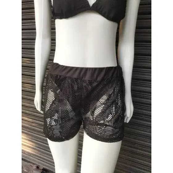 short de praia rendado com elastico na cintura.