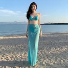 Biquíni feminino azul lago com saia, design slim, para férias na ilha, spa, praia e atividades aquáticas.