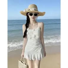 Maiô feminino floral com babados, elegante para praia, férias em águas termais, verão, atividades aquáticas ao ar livre.