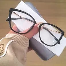 Armação feminina estilo gatinho para óculos de grau confeccionada em TR90 e com detalhes elegantes