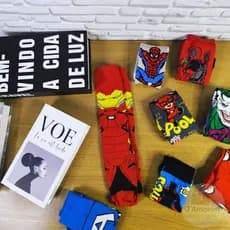 Meias divertidas estampada de personagens heróis cano alto (skate, crossfit, pedalada, corrida, etc) homens mulheres