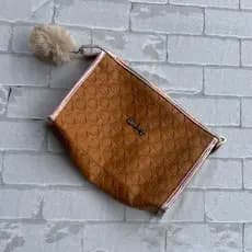necessaire marrom couro sintético com chaveirinho, necessaire caramelo, bolsinha viagem, organizador (bazar)