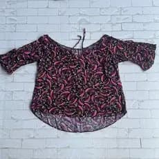 blusa preta feminina meia estação com estampa flores rosa g, blusa feminina outono inverno princesa (bazar, desapego)