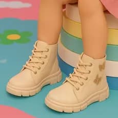 Bota Infantil Coturno Kids Menina Detalhes de Borboletas na Lateral Lily kids Off-white com ziper Tratorada confortável.