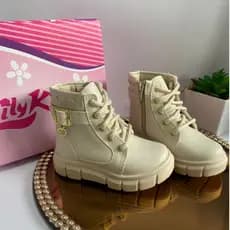 Bota Coturno infantil Menina com Cadarço Fivela e Pingente de Coração Confortável com ziper Tratorada.
