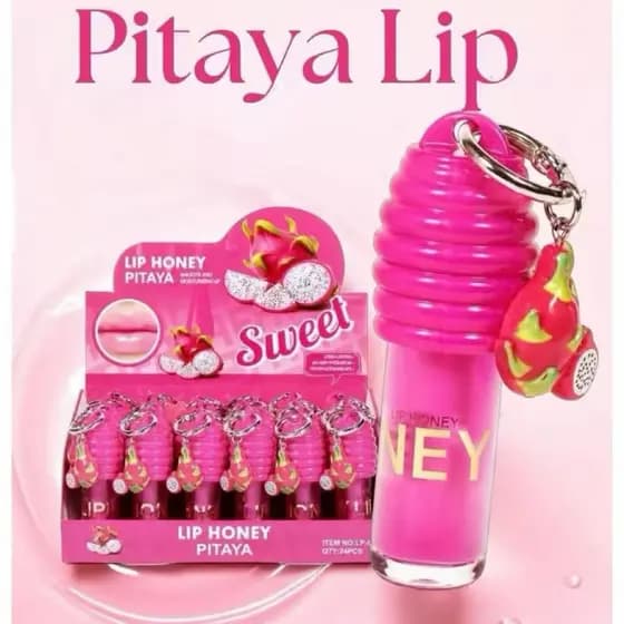 Gloss inclui um pequeno pingente e um brilho labial hidratante nos blackberry pitaya e goiaba.