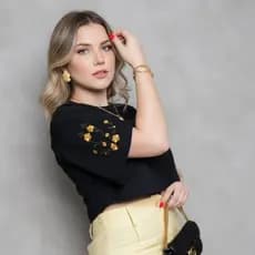 Cropped Oversized Feminino com Bordado de Flores na Manga Blusa Camiseta 100% Algodão Confortável e Estilosa