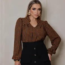 Blusa xadrez gola V manga longa e gola cadete