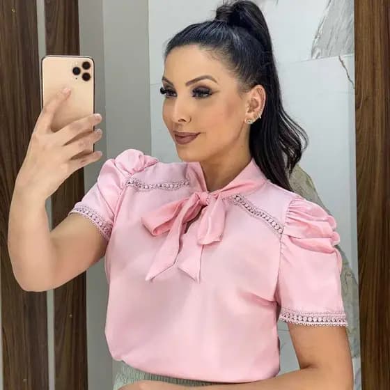 Blusa social , manga curta, manga princessa, gola laço, detalhes de gripir sem perolas