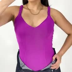Body regata com alças transadas, alças de trancinha, decote V