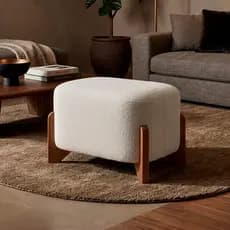Puff Curvo Pé de Madeira Decorativo para Sala Orgânico Confortável e Reforçado Bouclé Fluffy
