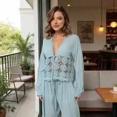 Conjunto com Recortes em Renda e Detalhes Românticos: Estilo Boho-Chic e Frescor para o Seu Look