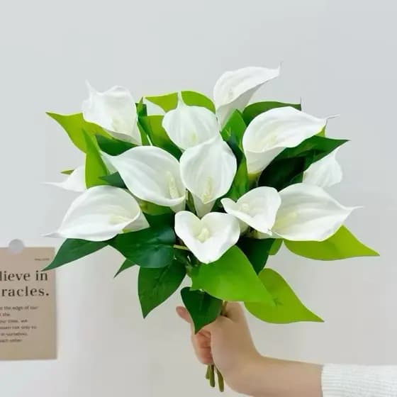 Buquê de Lírio Copo de Leite Artificial 45cm com Folhas – Flor Artificial para Decoração de Mesa