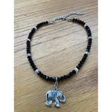 Colar Choker em cristais preto e detalhe transparente esverdeado. Pingente elefante. Moda Praia Verão
