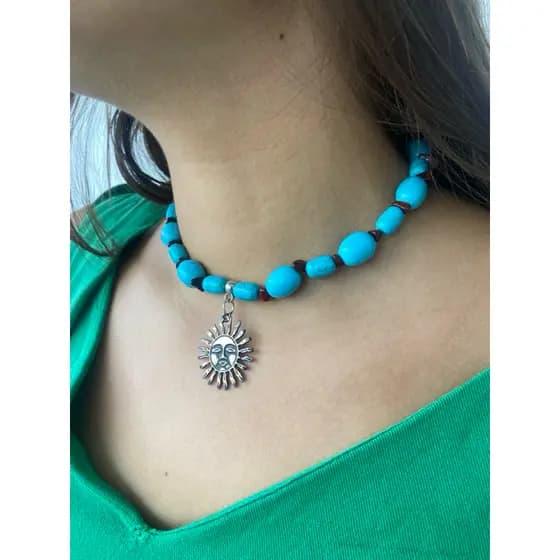 Colar Choker em Preda Granada, Pedra do Sol e Pedra Reconstituida em azul oceano com veias, pingente Sol
