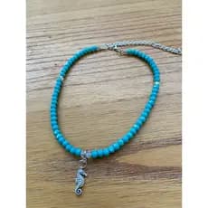 Colar Choker em Cristais verde água leitoso, inspirado na cultura caiçara. Moda Praia Verão com pingente cavalo marinho