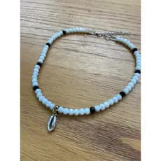 Colar Choker em cristais Branco leitoso e detalhes em azul escuro. Pingente metálico de Búzios. Moda Praia Verão