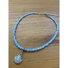 Colar Choker em Pedras de Murano Naturais na cor azul oceano, Pingente Metálico de Concha do Mar.
