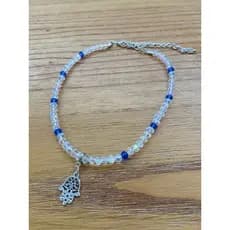 Colar Choker em Cristais Transparente Esverdeado e detalhes azul claro. Pingente Metálico Mão Hamsa