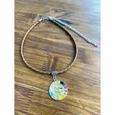 Colar Choker em Couro e Pingente Roda da Sorte