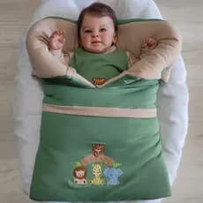 Saída de Maternidade Menino Kids Safari Verde com Bege com Porta Bebê Saco Dormir