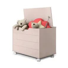 Baú Infantil MDF Rosa Rodízios Organizador Brinquedos Quarto Criança Seguro Moderno Decorativo