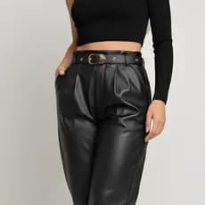Calça Feminina de Couro com Cinto – Modelagem Elegante e Caimento Perfeito