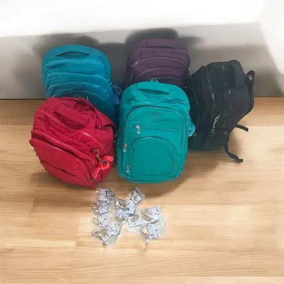 Mochila grande para escola,trabalho,viagem + Brinde um par  brincos aleatoria