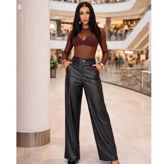 calça de courino fake feminino