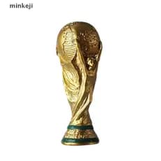 Presente de lembrança para fãs de futebol: réplica de troféu da Copa do Mundo em resina de 7cm, item mais vendido.