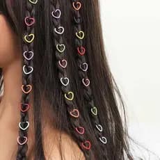 Presilhas de cabelo trançadas de metal, com design em formato de coração, são um acessório popular entre as celebridades