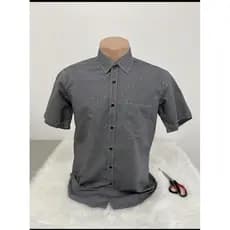 Camisa listrada masculina com bolsos, manga curta 35% algodão 65% poliéster