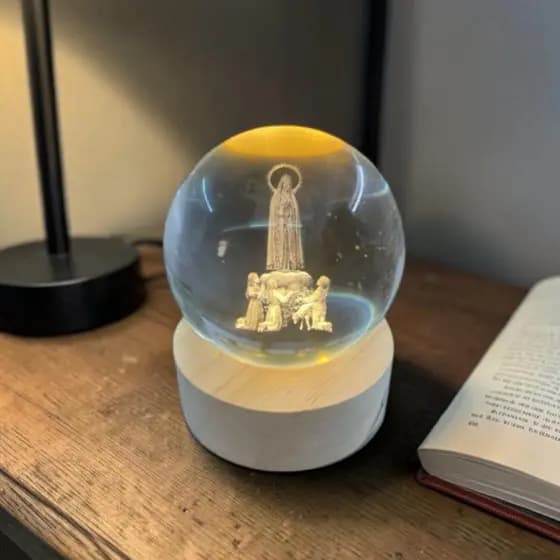 Luminária Abajur Mesa Bola de Cristal Nossa Senhora de Fátima 7 cm Luz LED 3d Decorativa Esfera Bivolt