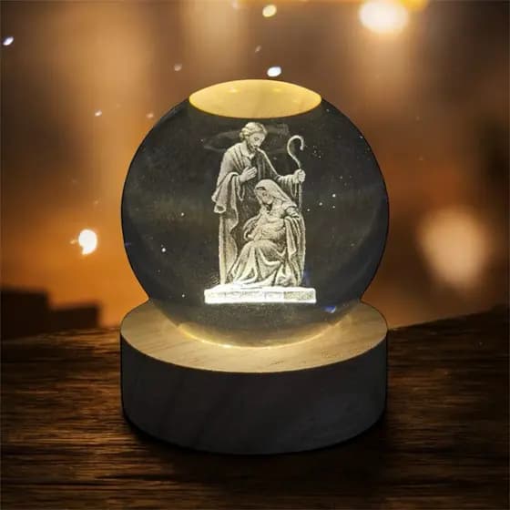 Luminária Abajur Mesa Bola de Cristal Sagrada Família 7 cm Luz LED 3d Decorativa Esfera Bivolt