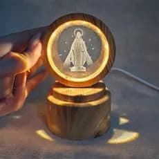 Luminária Nossa Senhora das Graças Giratória USB 12 cm Efeito 3D Vidro Abajur de Mesa LED