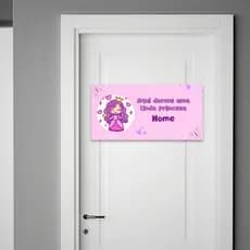 Quadro Decorativo Placa Para Porta Cor Roxa Aqui Dorme Uma Linda Princesa Peça Personalizada MDF