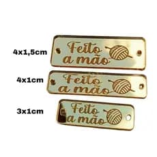 Kit 10 Etiquetas Medalha Tag de Acrílico com Frase "Feito a Mão" e simbolo novelo