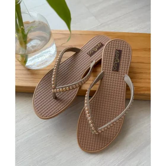 Chinelo de Dedo Feminino com Brilho Sandália Rasteirinha com Strass e Pérolas
