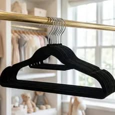 Kit 10 Cabides Slim Veludo Preto Antideslizante Organização Guarda Roupa Roupas Delicadas