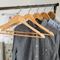Cabide de viagem em madeira maciça, disponível em preto e branco, cabide portátil para adultos, suporte para roupas de u