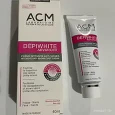 O Creme Essência Clareador Anti-Manchas ACM pode iluminar o tom da pele e reduzir manchas e imperfeições.
