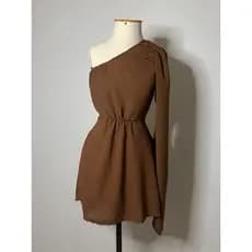 Vestido VALENTINA, curto, uma manga, solto, confortável, moderno valoriza o corpo.