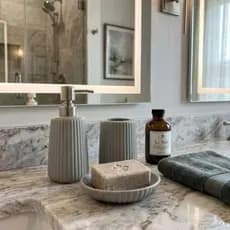 Kit Banheiro Lavabo 3 Peças Aria 330ml Porta Sabonete Líquido Suporte p/Escovas em Cerâmica Sabonete