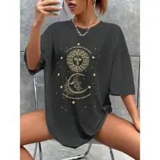 Camiseta de Ombro Caído com Estampa de Slogan e Sol: DEIXE O SOL AQUECER SUA ALMA, DEIXE A LUA ACALMAR SUA MENTE