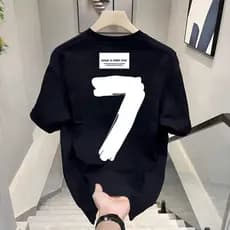 Camiseta masculina larga com vibe esportiva, ideal para looks urbanos cheios de atitude.