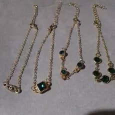 Pulseira/ Braceletes com Pedrinhas Verdes / kit com 04 Top e Fashion