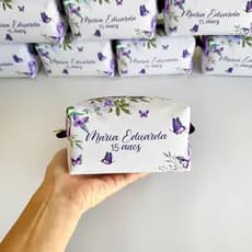 Kit Bolsinha Necessaires Personalizada lembrancinha Box P Tema Jardim Borboleta roxa e lilás 15 anos