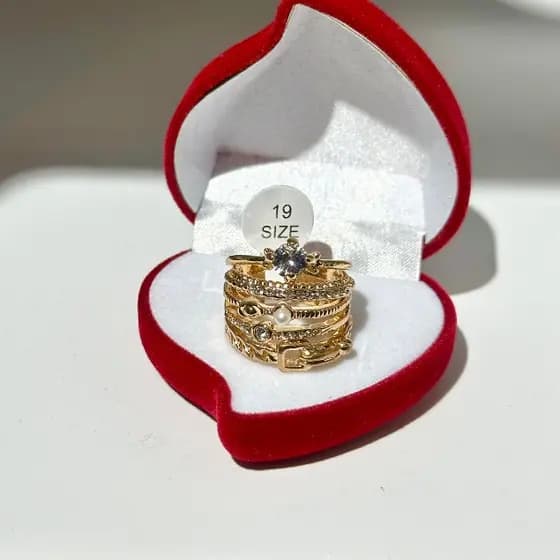 Conjunto de 4 Anéis Dourado/Prata Luxuosos com Zircônias e Design Floral 2026 anel