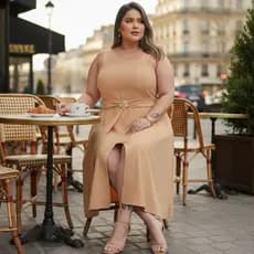 Vestido Midi Plus Size com Alças Largas Cinto Elegante Decote Reto Fenda Frontal